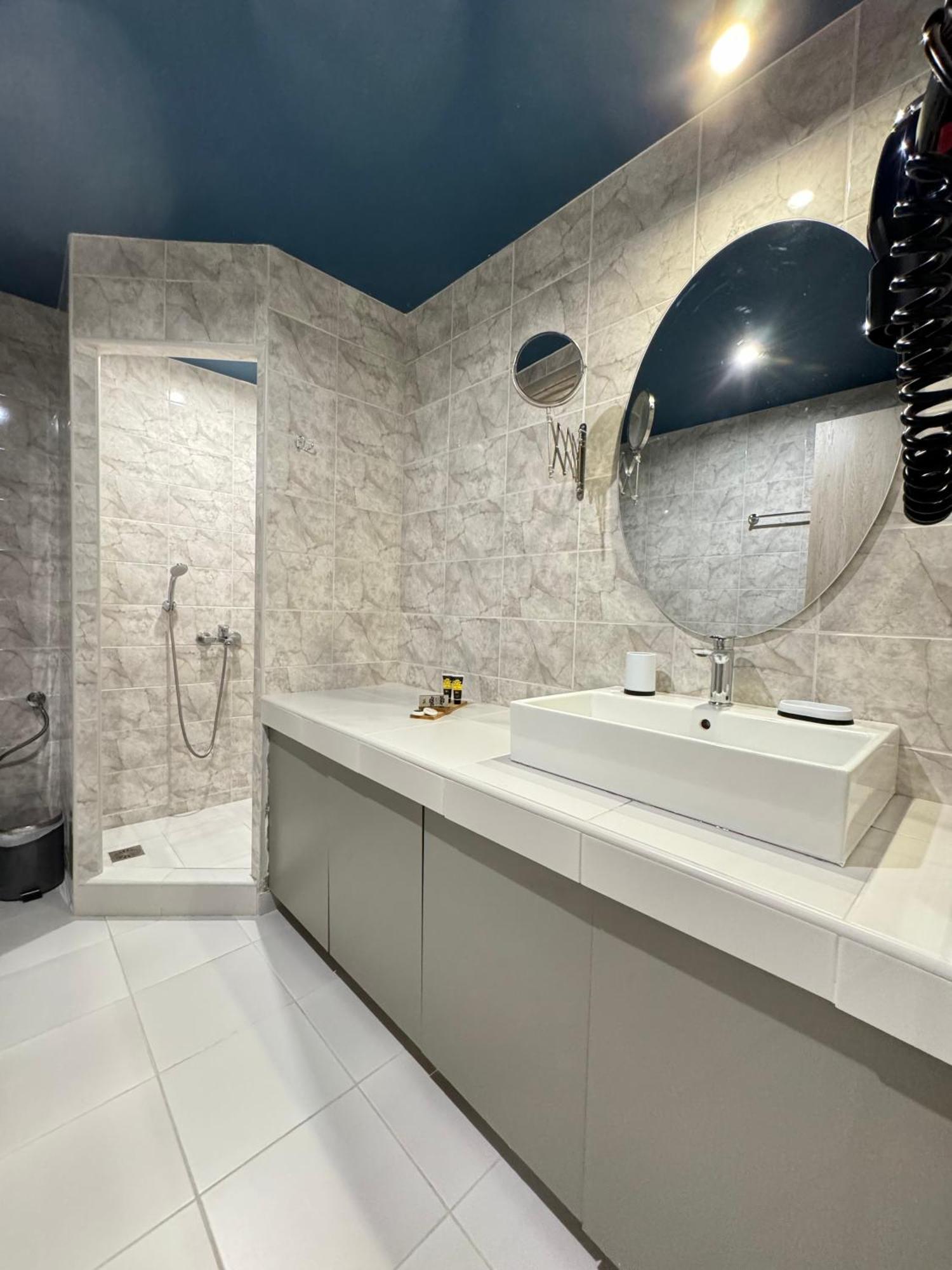 Lotus Center Apartment Атина Екстериор снимка