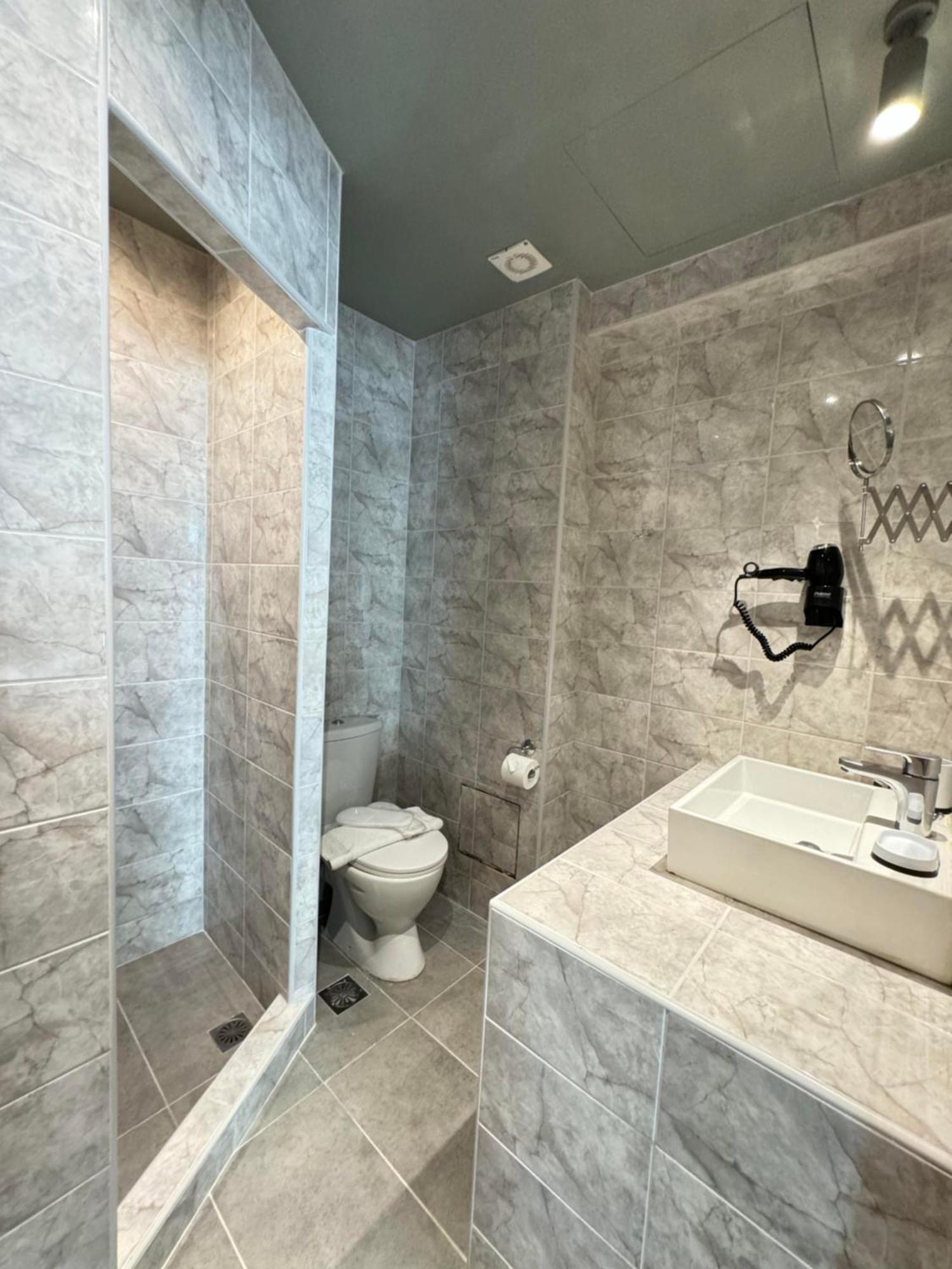 Lotus Center Apartment Атина Екстериор снимка