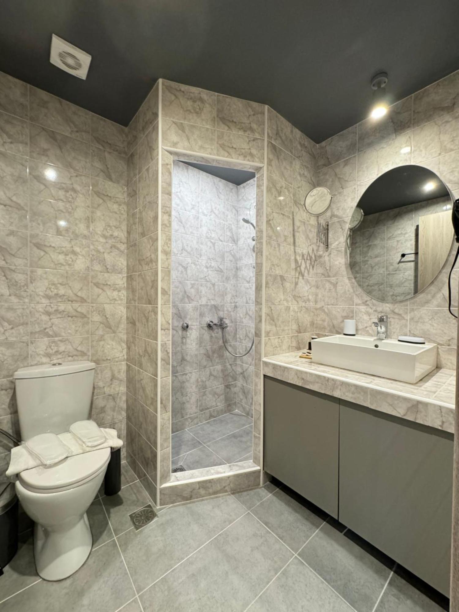Lotus Center Apartment Атина Екстериор снимка